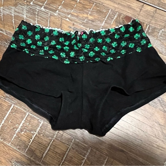 NWOT Victoria’s Secret Low Rise Boyshort extra small XS with lace clover trim - Picture 1 of 3